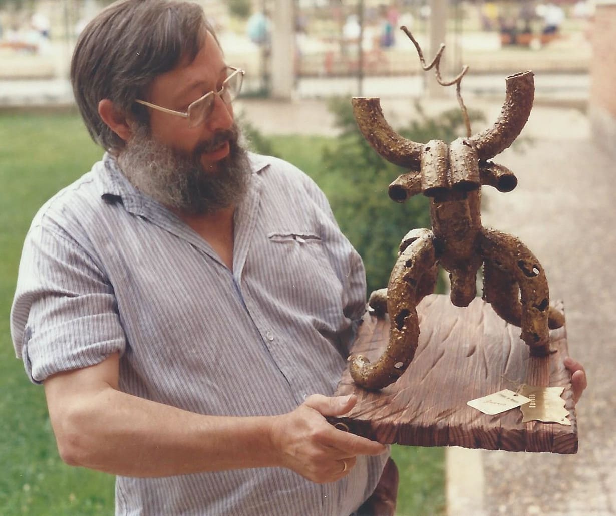 Juanjo Bosque posando con una de sus esculturas